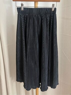 Pleated Midi Skirt in navy blue